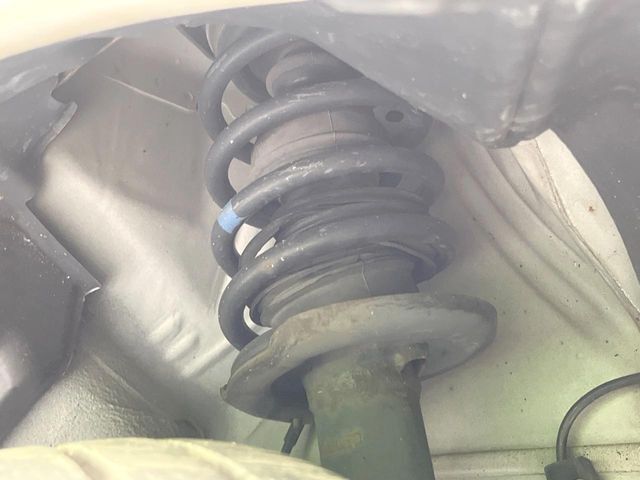 お車を安心してお乗りいただく為には、足回りの定期点検が欠かせません。サービスサポート（有償保証）では無料点検もご提供しており、安心のカーライフをお過ごしいただけるサポート体制が整っています。