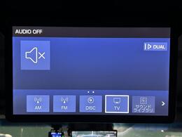 【後席ディスプレイ（フリップダウンモニター）】後部座席からも、DVDや映画、ライブ映像、YouTube動画など様々な動画が楽しめ、ドライブが退屈しません！