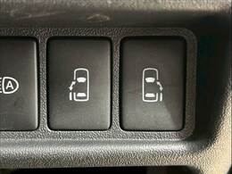 今やミニバンの定番装備となりつつある【両側電動スライドドア】運転席よりボタンひとつで開閉可能なスライドドアです。雨の日のお迎えなどに役立ちますね。
