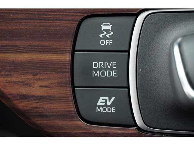 EVモードは電気モーターのみを使って走行するモードです。深夜の住宅街、屋内駐車場でエンジン騒音や排気ガスを気にすることなく走行できます。