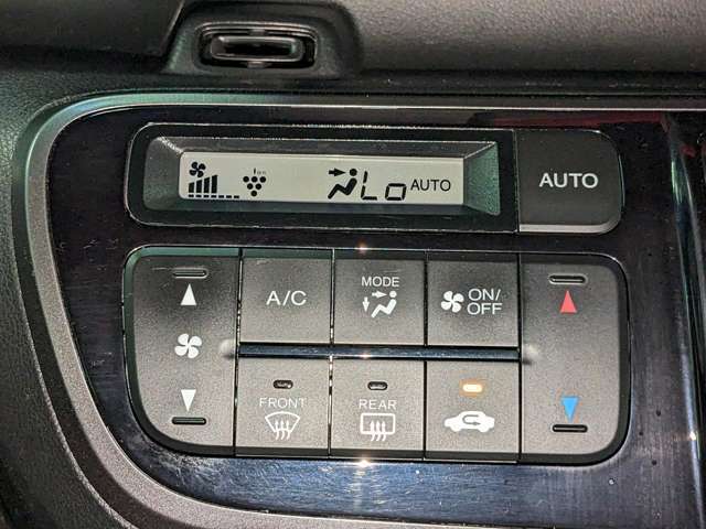 【オートエアコン】　車内の空調はとても重要なポイントですよね！自動で快適な室内空調を提供してくれます♪調整必要が無いので便利です♪