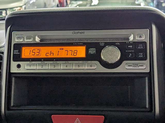 【純正オーディオ】　こちらのお車は純正のCDデッキがついてます！音楽を聴いて楽しいドライブはいかがでしょうか？