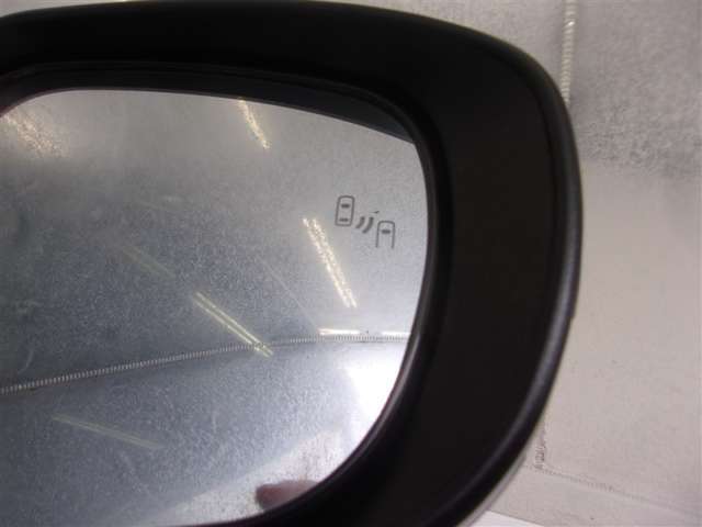 隣車線を走る車両をレーダーで検知し、ドアミラーでは確認しにくい後側方エリアに存在する車両に加え、急接近してくる車両も検知します。車両を検知するとドアミラーに搭載されたLEDインジケーターが点灯します。