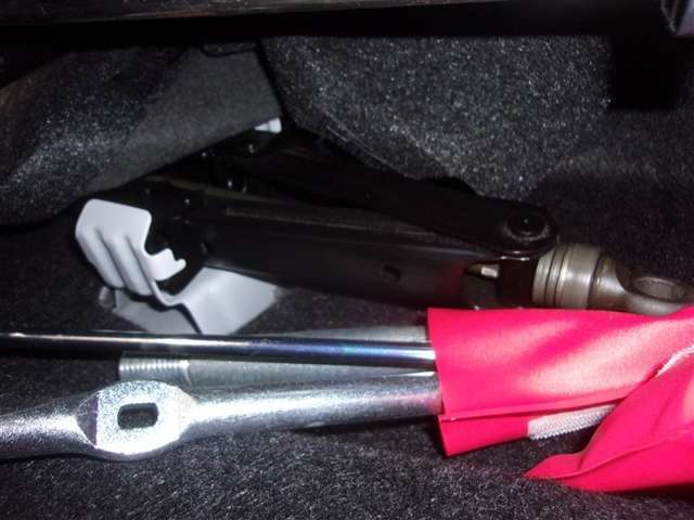 助手席下には、パンタジャッキ＆ハンドル、ハブナットレンチ、けん引フックが格納されています！