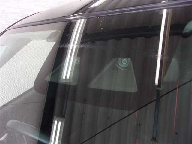 フロントガラス中央に「スマートアシスト」用カメラがあります。