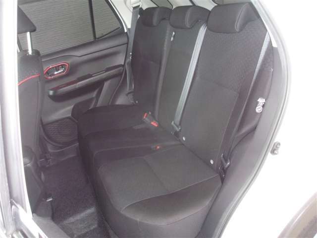 ゆとりある車内空間は、ドライブを始め買い物やレジャーなど、幅広く活躍します。一人でもみんなとでもお出かけを楽しみましょう！