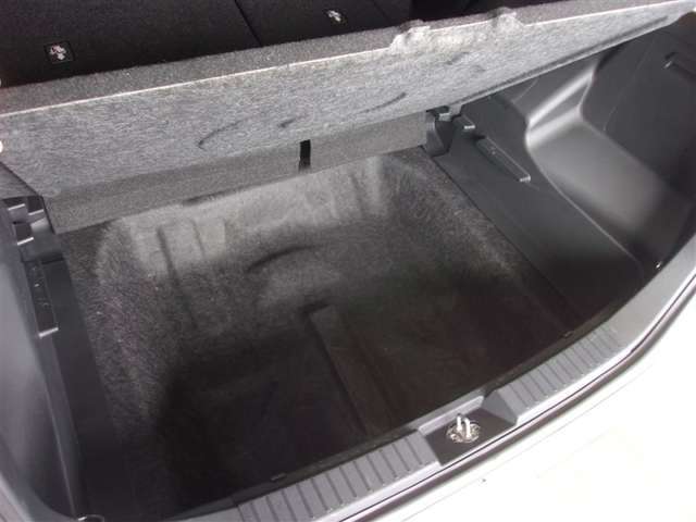 トランク床下に収納スペースがあります！