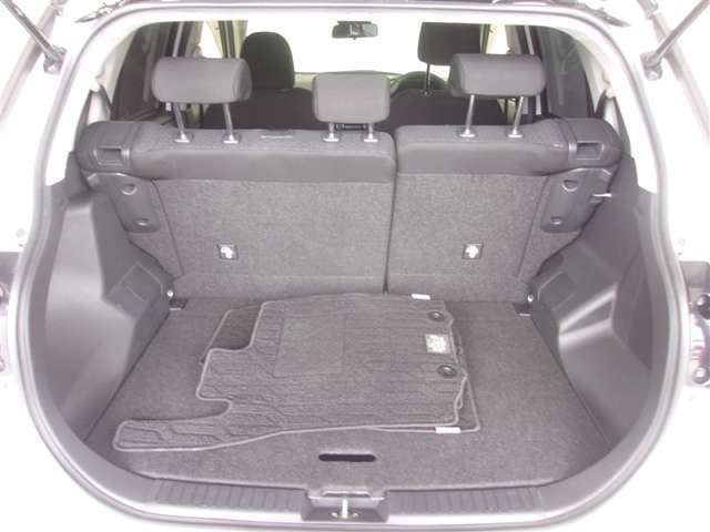 開口部の広いラゲージスペースは、大きな荷物もラクラク積み込めます。
