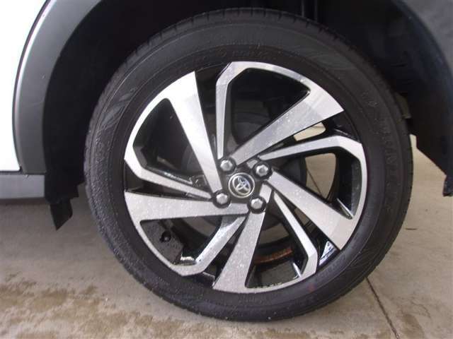 シックなデザインの純正アルミホイール！！