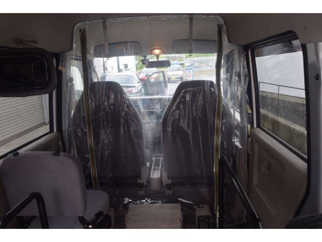 前席と後席の間にビニールカーテンが装着されています。透明なので運転席からの視界を妨げることなく使用可能です。両側にジッパーが付いており、簡単に巻き上げ可能です。