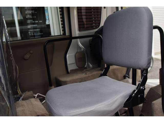 車椅子積載しない状態では3人乗車可能となり広々とした空間を保っております