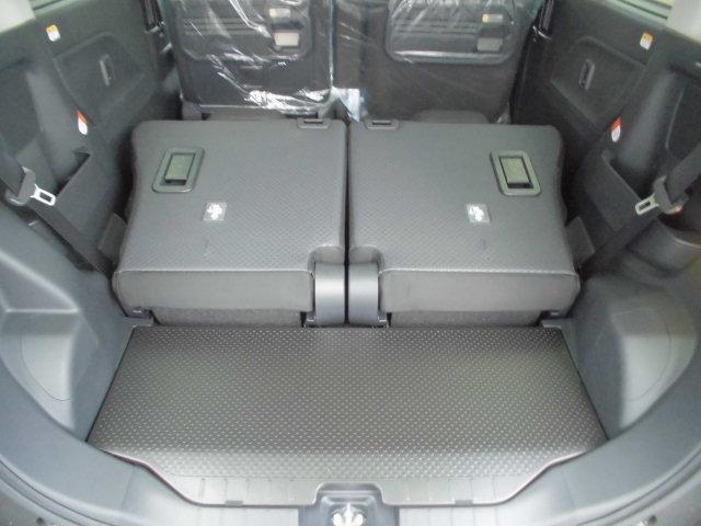 シートを倒して荷室スペースを広げることができます！
