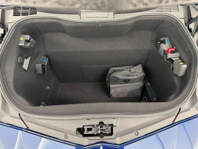 フロントにはトランクスペースを設けてございます。機内持込サイズのとトロリーケースが収納できます。