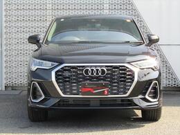 Audiの特徴シングルフレームグリルは力強さとエレガントな雰囲気を醸し出します。