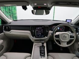 V60【クロスカントリー　T5　AWD　プロ】入庫しました！ゴールドの車体にホワイトレザーの内装が高級感のある1台です☆ボルボが誇る安全機能も多数搭載しております♪ぜひ店頭にてご覧下さい！