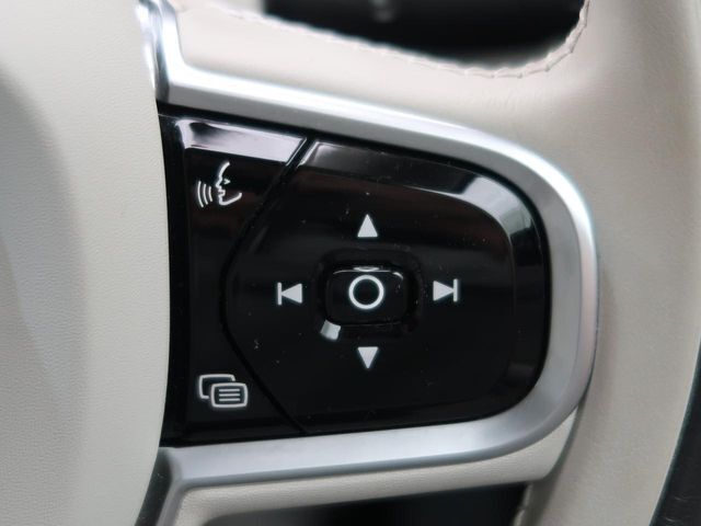 【ステアリングスイッチ】運転中、前方から目線をそらさずにオーディオ等の操作ができるよう、適切に配置されたスイッチ類。安心＆快適なドライブを演出してくれる便利な機能です。