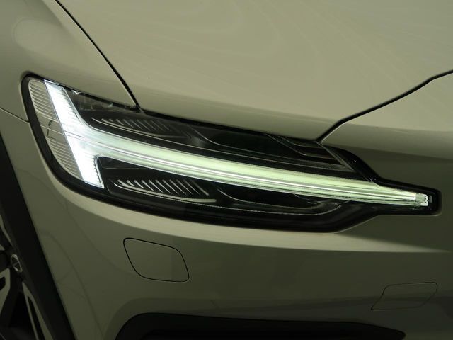 【LEDヘッドライト】ハイビームを先行車や対向車にあてず、その両サイドではハイビーム照射を維持。見える範囲が段違いに広くなりました。北欧神話に登場するトールハンマーをモチーフにデザイン。
