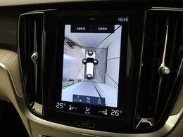 【360°ビューカメラ】4台の高解像度カメラで360度の鳥瞰図を表示。隣の車や壁、死角にある障害物などを画面で確認できるため、狭いスペースでの駐車・出入りも安心です。