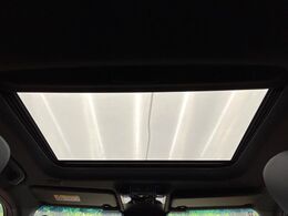 【サンルーフ】開放感たっぷりの希少装備、サンルーフが装着されています！車内に明かりを取り入れたり景色を楽しむ以外にも、車内の空気も簡単に換気できて快適です！