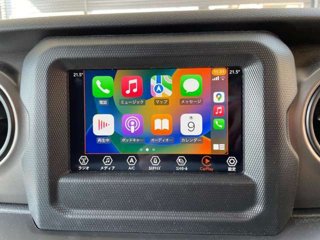 CarPlayシステムが採用されており、マップによる音声ナビゲーション/ストリーミング再生に対応したミュージック/　電話/メッセージなどお馴染みのアプリが操作できます！