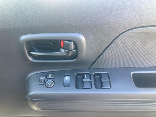 電動格納ドアミラー、パワーウインドースイッチが運転席ドア内側にあり操作に便利です