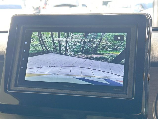 【バックカメラ】駐車時に後方がリアルタイム映像で確認できます。大型商業施設や立体駐車場での駐車時や、夜間のバック時に大活躍！運転スキルに関わらず、今や必須となった装備のひとつです！