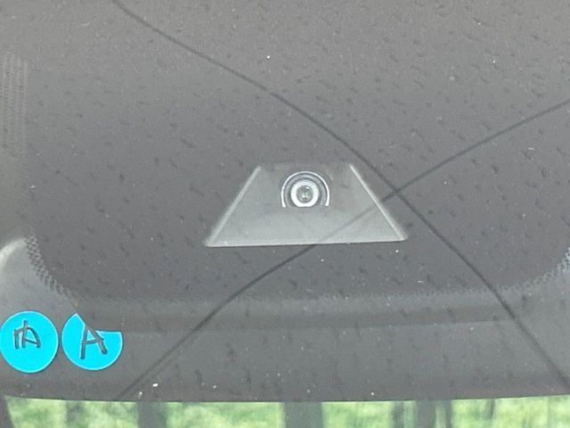 【ホンダセンシング】走行中に前方の車両等を認識し、衝突しそうな時は警報とブレーキで衝突回避と被害軽減をアシスト。より安全にドライブをお楽しみいただけます。