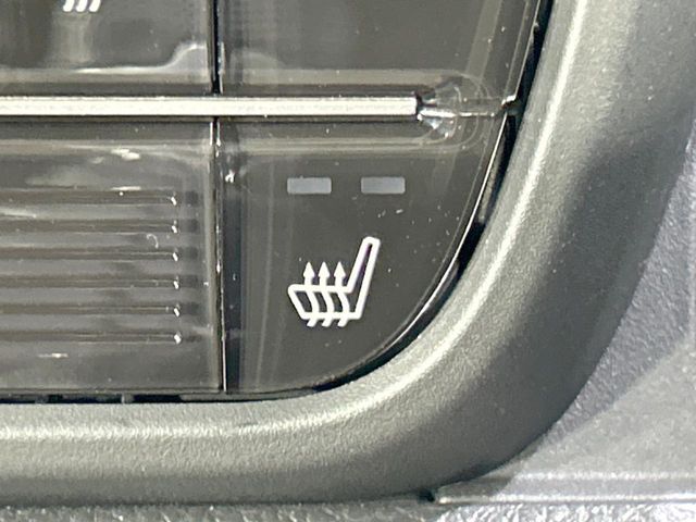 【シートヒーター】寒い日に重宝するシートヒーター！エアコンより早く温まってくれるので寒がりの人も安心ですね♪エアコンの温風は乾燥するから苦手、という方にもをおすすめです。