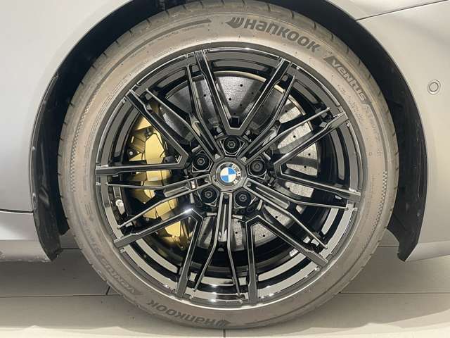 サービスにはドイツ本国と同様に教育と訓練を受け、BMWを知り尽くした「マイスター」が数多く在籍しております。360度による納車前点検整備で、お客様に安心と安全をお届けいたします。