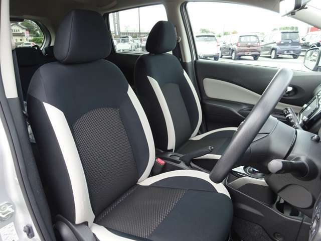 【シート調節】前後にスライドするだけでなく、シートの高さも調節することができます。広い視野や自身にあった運転姿勢を確保。快適で安全なドライブをお楽しみ下さい♪