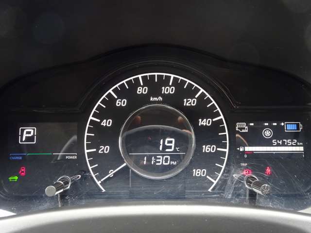 【メーターパネル】素早く車の情報が読み取れる、視認性に優れたシンプルなデザインのメーターパネルです。