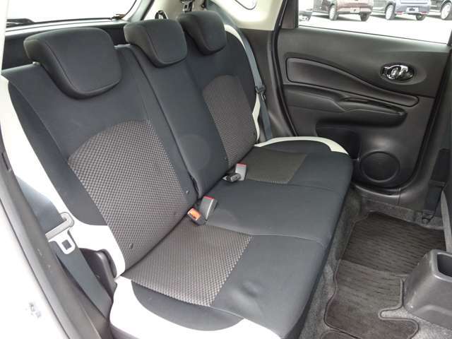 【後部座席】足元が広く、大人が乗ってもゆったり座れるシートです。リラックスした姿勢でお乗りいただけます！