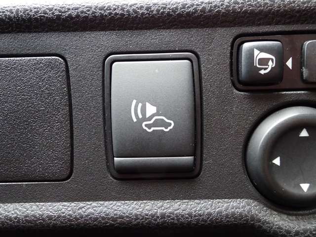 【車両接近通報装置】低速走行中、歩行者に車両が接近していることを通報音で知らせます。