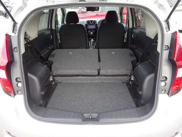 ★2列目シートは折りたたみが可能なのでシチュエーションによって様々な使い方をお楽しみ下さい！