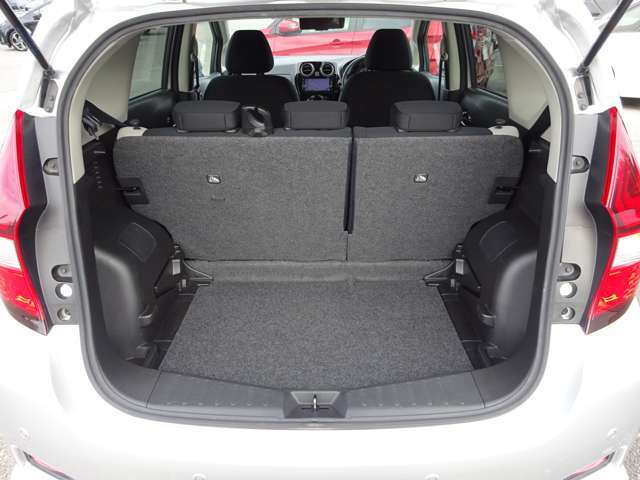 【ラゲッジスペース】しっかり容量が確保されていてます。バックドアも大開口で荷物の出し入れがしやすいです♪