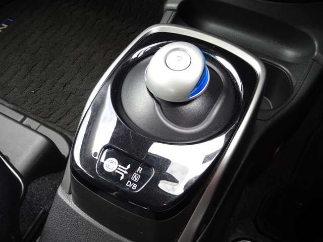 【シフトレバー】軽い力で操作可能なシフトレバーです！見た目も未来的でかっこいいですね！