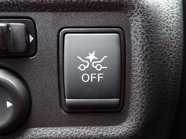 【エマージェンシーブレーキ】前方の車両や歩行者と衝突のおそれがあるとき、警報とブレーキにより、運転者の衝突回避操作を支援します。