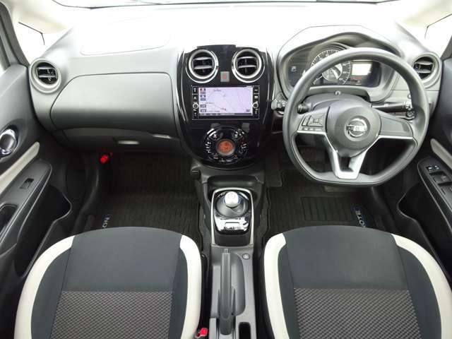 【エクステリア】視界が広いフロントガラスに、機能的なインパネはスイッチ類の操作性も良好です。シンプルで使い勝手の良い内装です（＾＾）