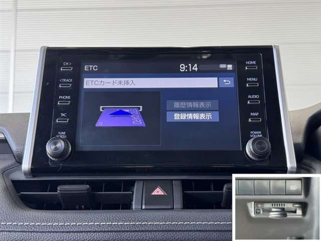 ディスプレイオーディオ連動のETC付きです。高速道路料金所での小銭の出し入れや雨天時における窓の開け閉めなどの煩わしさが解消できます。料金所の通過もスムーズで快適ですよ。