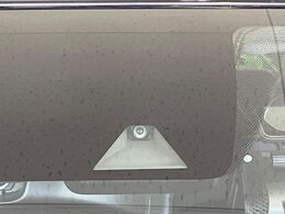 【インテリジェントエマージェンシーブレーキ】フロントカメラで前方の車両や歩行者を検知。衝突しそうな時は衝突被害軽減ブレーキが作動、衝突回避をサポート。より安全にドライブをお楽しみいただけます。