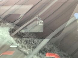 【トヨタセーフティセンス】走行中に前方の車両等を認識し、衝突しそうな時は警報とブレーキで衝突回避と被害軽減をアシスト。より安全にドライブをお楽しみいただけます。
