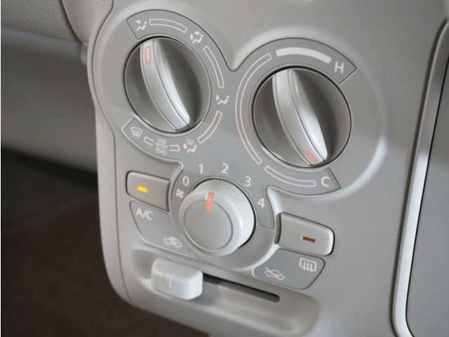 ◆マニュアルエアコン装備◆直感的に使いやすいデザインのマニュアルエアコンを装備しております。