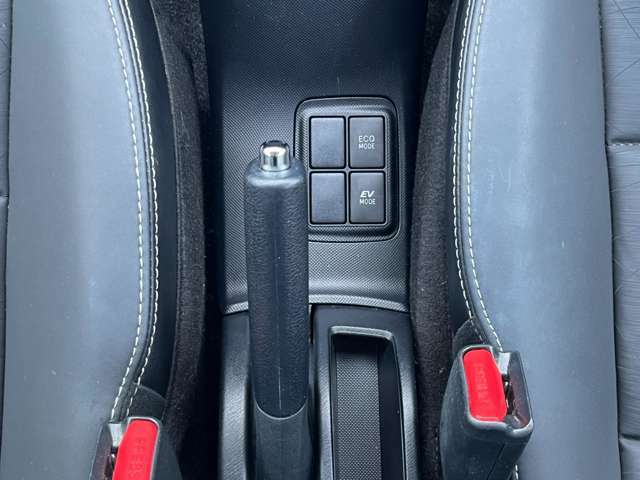 サイドブレーキレバー・ECOモードボタン・EVモードボタン