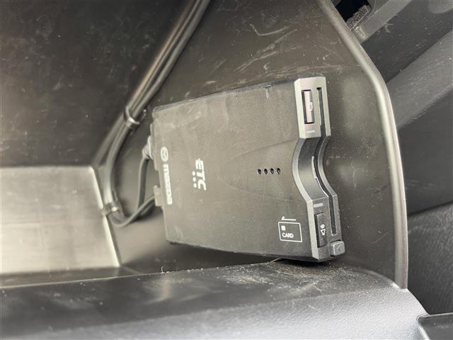 【ETC】有料道路を利用する際に料金所で停止することなく通過できる、ETC車載器（ノンストップ自動料金収受システム機器）が装備されています。セットアップを行うことで利用可能になります。