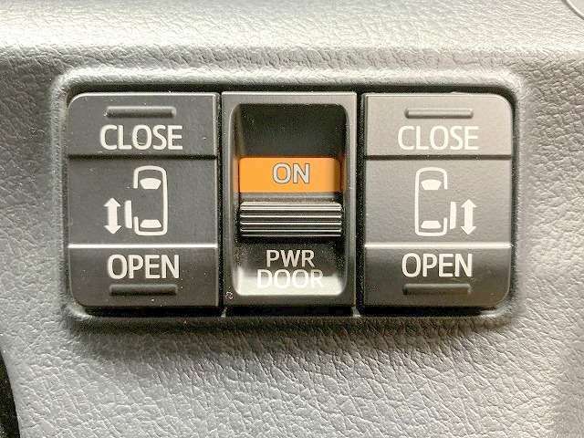 両側自動ドアのスイッチも運転席にあります！安全確認をしながらの操作が出来ますので、小さなお子様がいても安心ですよ！