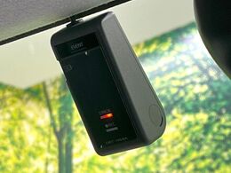 【ドライブレコーダー】安心・安全なカーライフに必須のドライブレコーダーを装備！走行中はもちろん、あおり運転や事故に遭遇した際の状況も映像で記録し、万一のリスクに備えます。