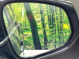 【ブラインドスポットモニター】走行中、ドアミラーの死角になりやすい箇所に後続車が接近するとサイドミラーのレンズに警告を表示！ドライバーに注意喚起をしてくれます。