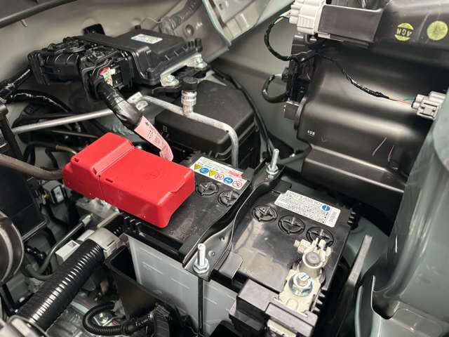 液晶ディスプレイが燃費や航続可能距離などを表示し、運転をサポートしてくれます。