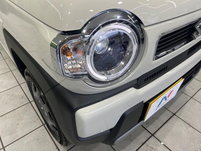 【LEDヘッドライト】悪天候や夜間走行時も良好な視界を確保し安心して運転できる高輝度LEDヘッドライトを装備！点灯速度が早く、消費電力も抑えられています。