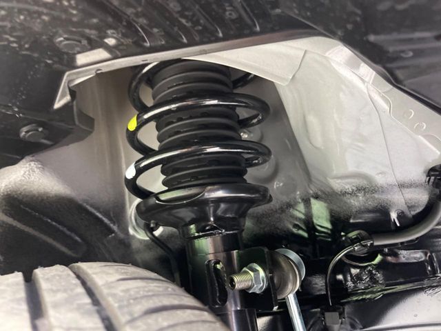 お車を安心してお乗りいただく為には、足回りの定期点検が欠かせません。サービスサポート（有償保証）では無料点検もご提供しており、安心のカーライフをお過ごしいただけるサポート体制が整っています。